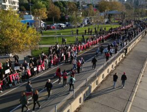 Kadıköy’de Binlerce Kişi Ata’ya Saygı Zinciri Oluşturdu