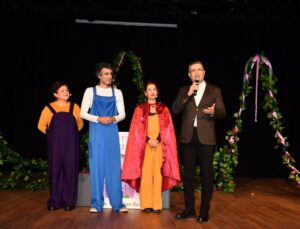 Başkan Bozkurt Çocuklarla Birlikte Zeytin Ülkesi Masalını Seyretti