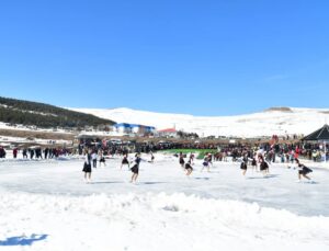 Ardahan’da Senkronize Buz Pateni Gösterisi