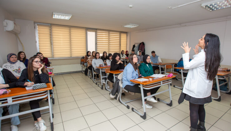 Bursa Büyükşehir, üniversite adaylarının yanında