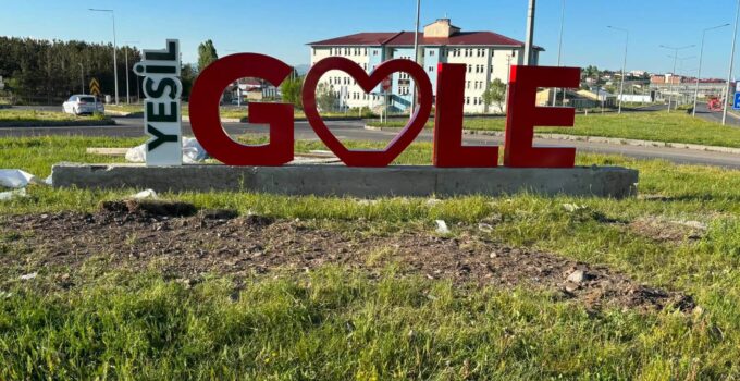 Göle Girişine Kalp Tabelası Konuldu