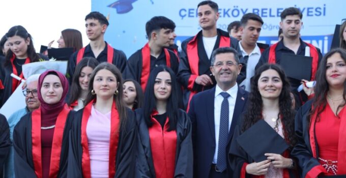 Çekmeköy’de Binlerce Öğrenci Mezuniyet Coşkusunu Yaşadı