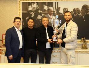 Dünya Şampiyonu Başkan İlgezdi’yi Ziyaret Etti