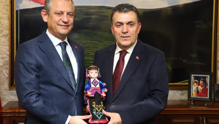 CHP Lideri Özgür Özel Ardahan’da Coşkuyla Karşılandı
