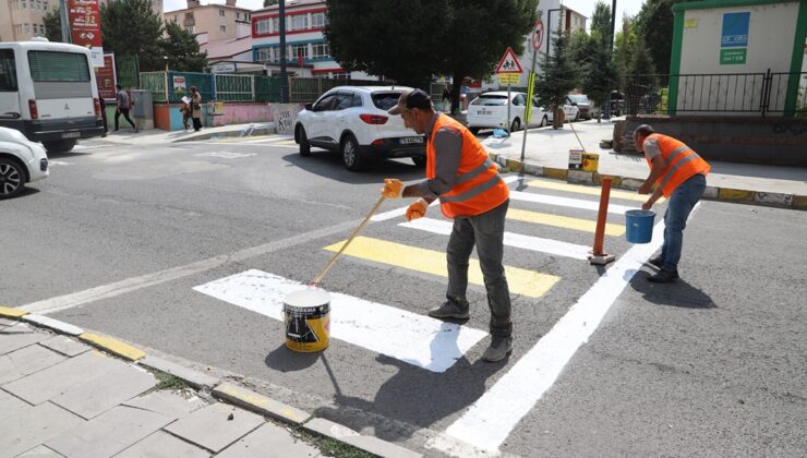 Ardahan’da Belediye Ekipleri Yaya Geçidi Çizgilerini Yeniledi
