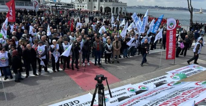 Emekliler Mitinglerde Haklarını İstediler