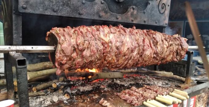Ardahan’da Köprülü Beldesi’nde Çağ Kebap Yenir