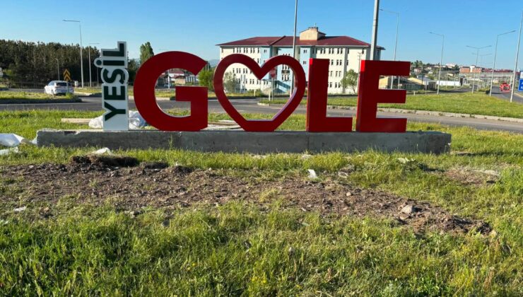 Göle Girişine Kalp Tabelası Konuldu